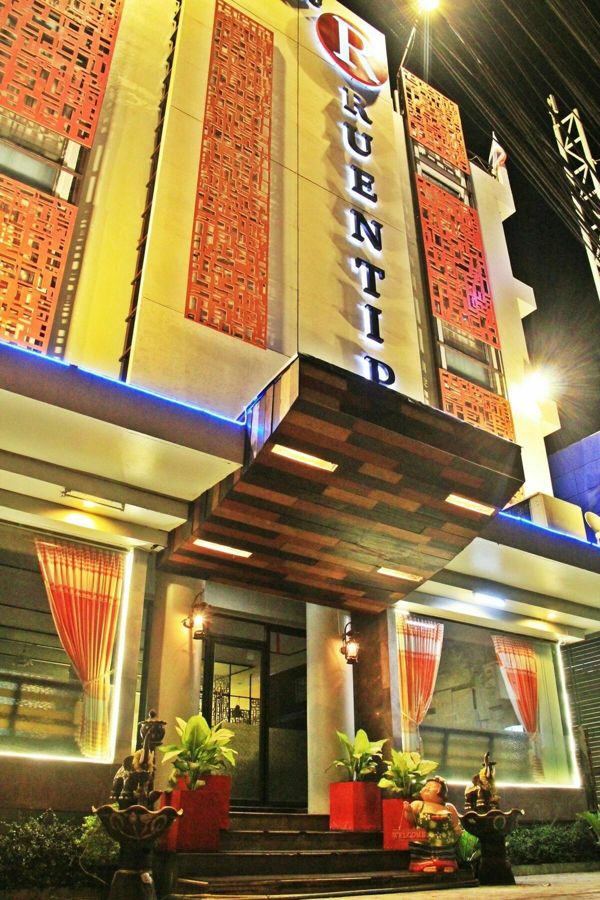 โรงแรมเรือนทิพย์ เชียงราย Ruean Tip Hotel Екстер'єр фото